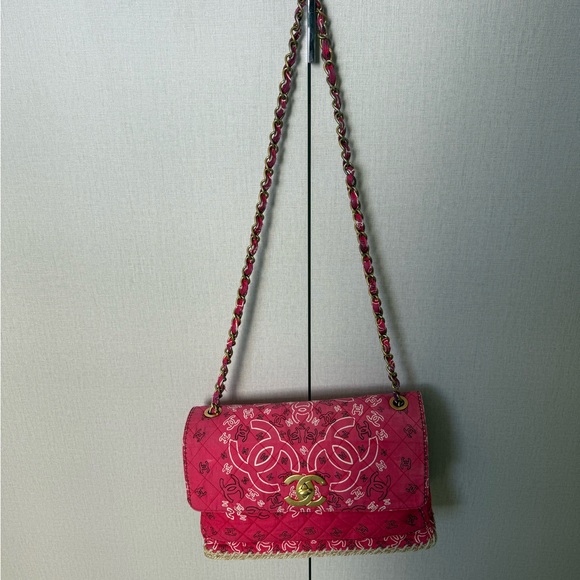 CHANEL Red Quilted Bag with 24kt plated CC logo - Picture 2 of 14